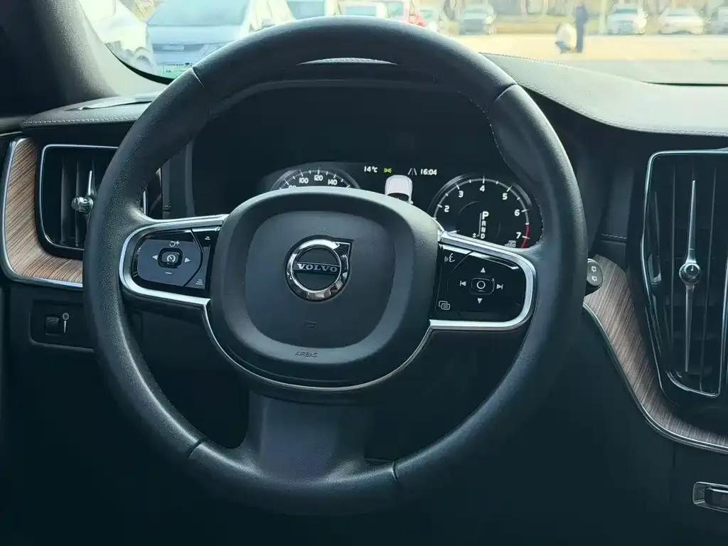 Volvo XC60 — фото 10