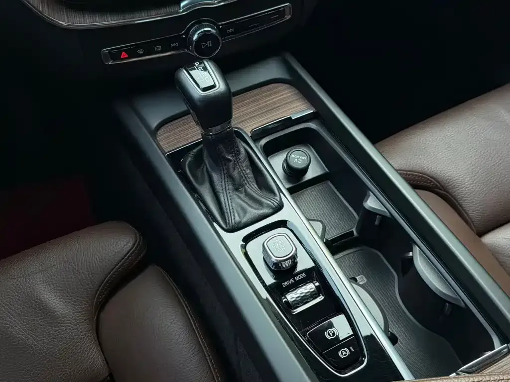 Volvo XC60 — фото 9
