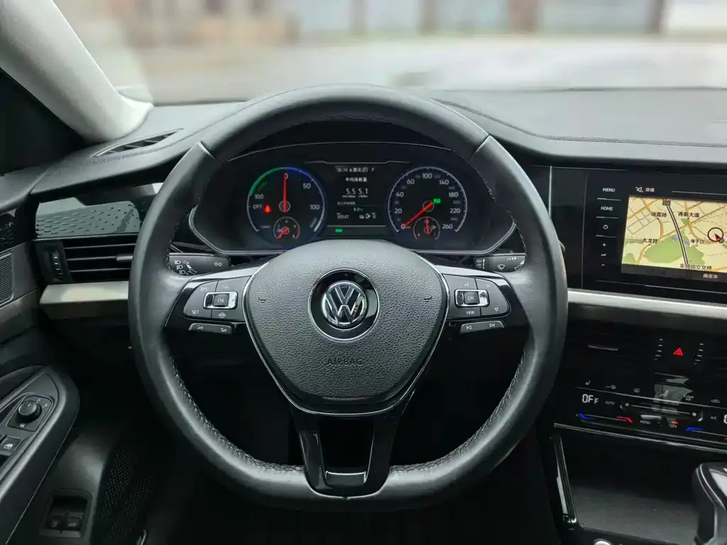Volkswagen Passat New Energy — фото 10