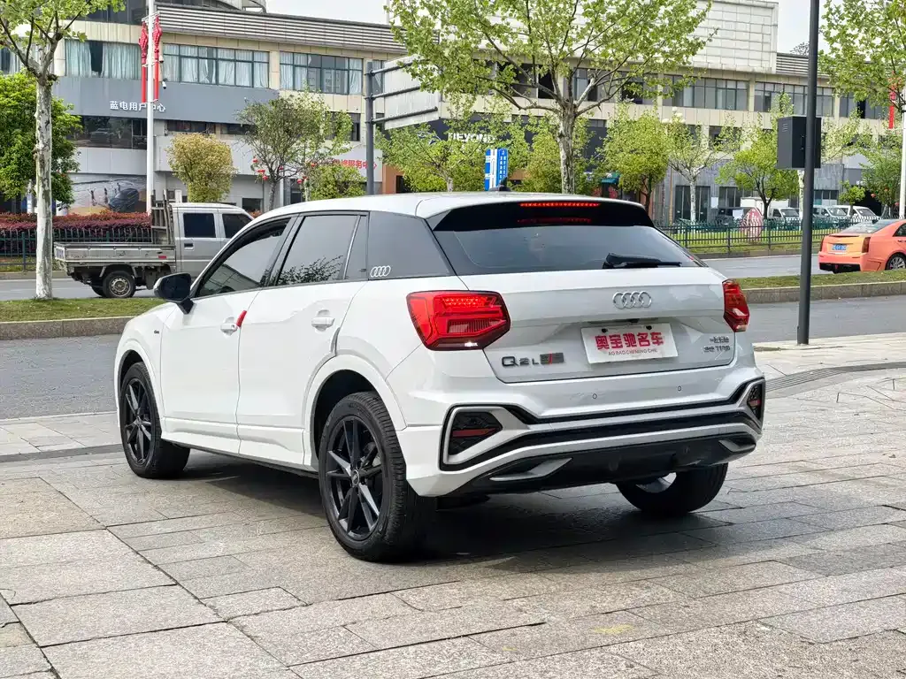 Audi Q2L — фото 10