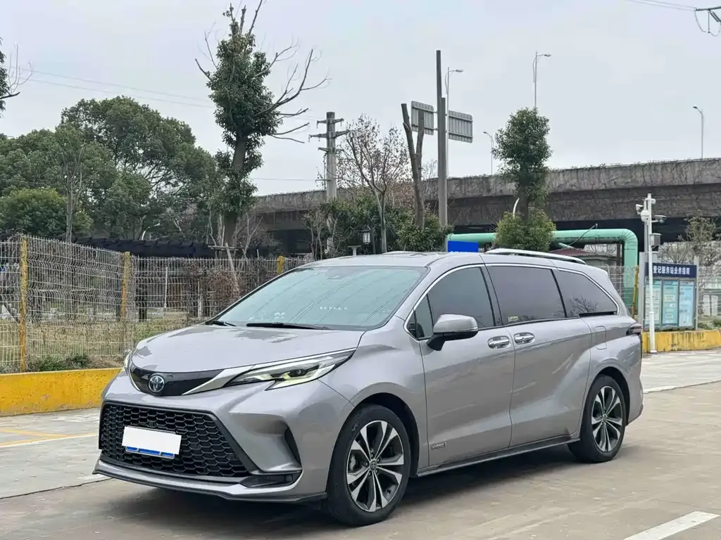 Toyota Granvia — фото 1