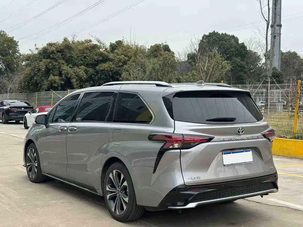 Toyota Granvia — фото 4