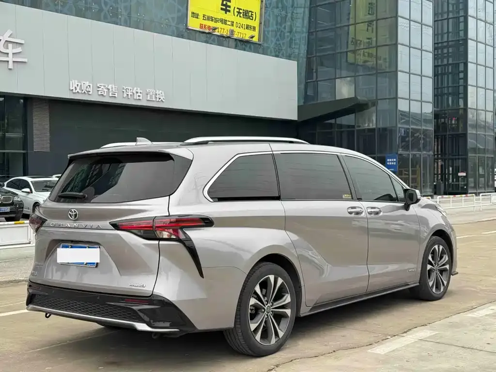Toyota Granvia — фото 3