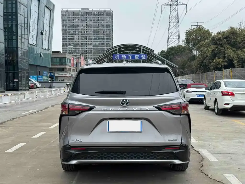 Toyota Granvia — фото 6