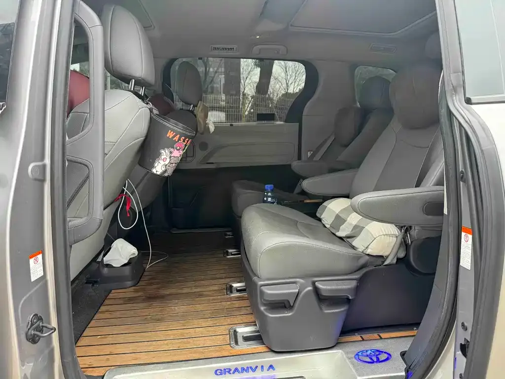 Toyota Granvia — фото 2