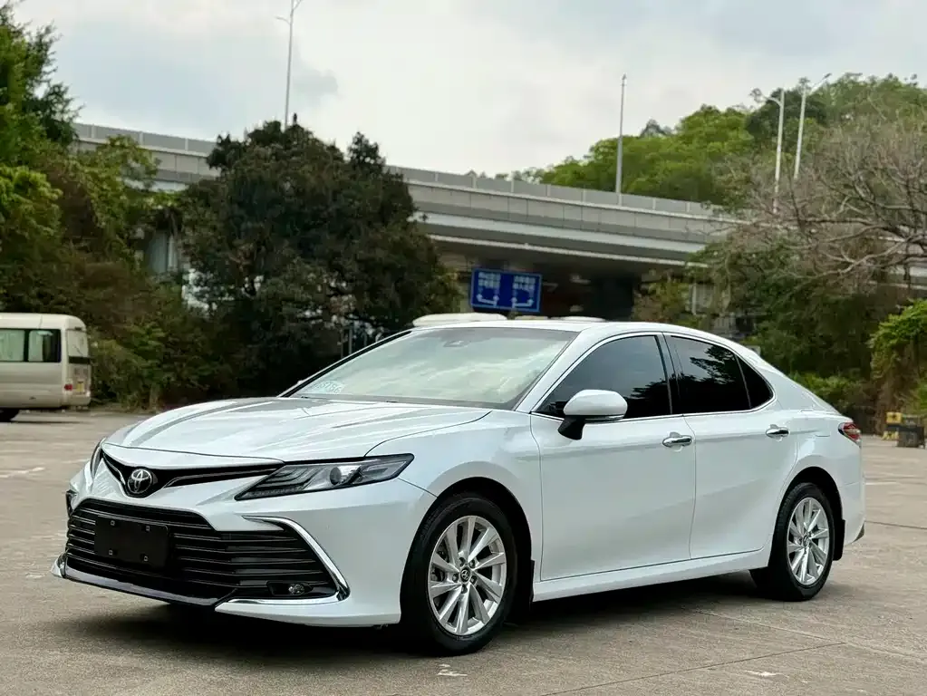 Toyota Camry — фото 1