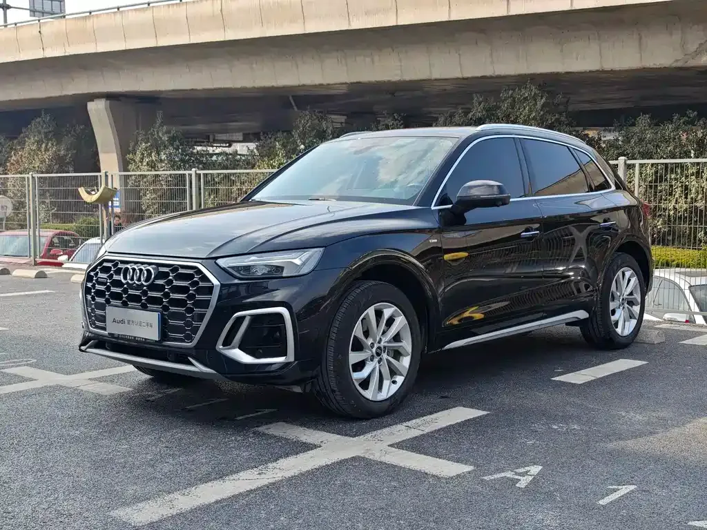 Audi Q5L — фото 1