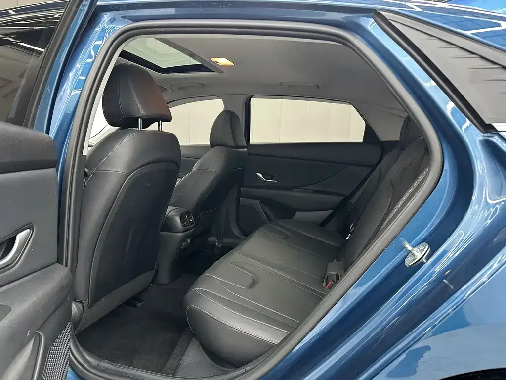 Hyundai Elantra — фото 2