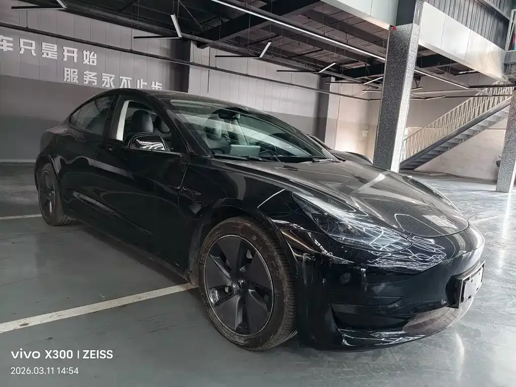Tesla Model 3 — фото 1