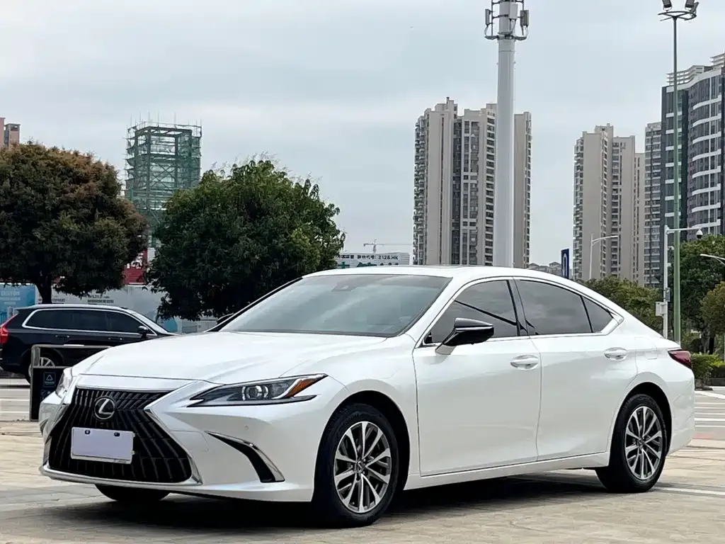 Lexus ES — фото 1