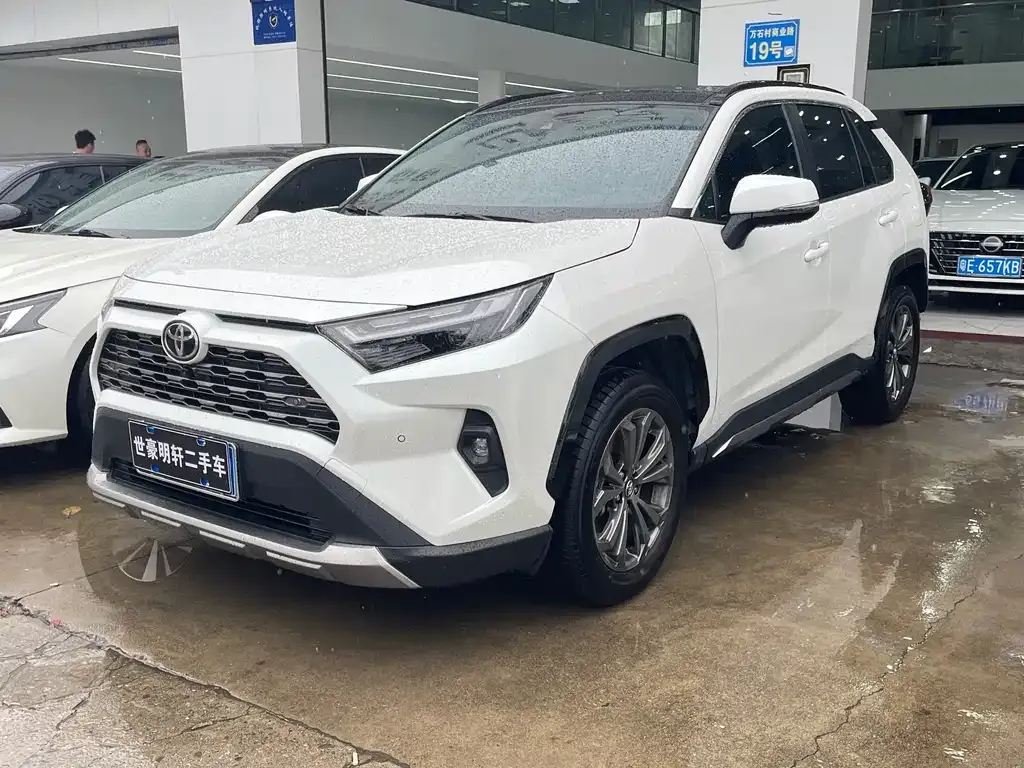 Toyota RAV4 — фото 1