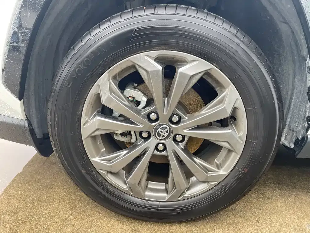 Toyota RAV4 — фото 9
