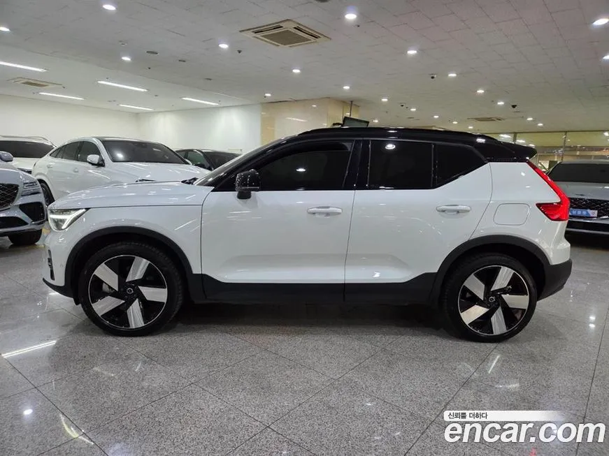 Volvo XC40 — фото 10