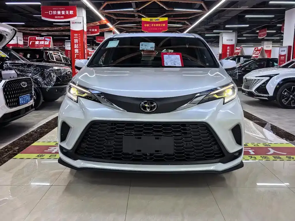 Toyota Granvia — фото 1