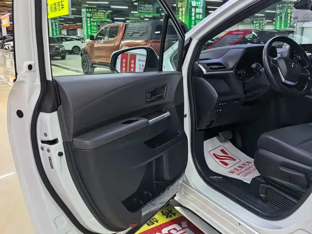 Toyota Granvia — фото 9