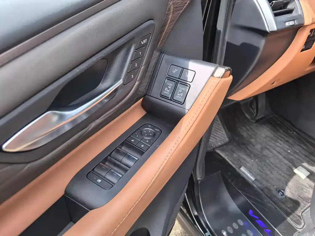 Toyota Vellfire — фото 9