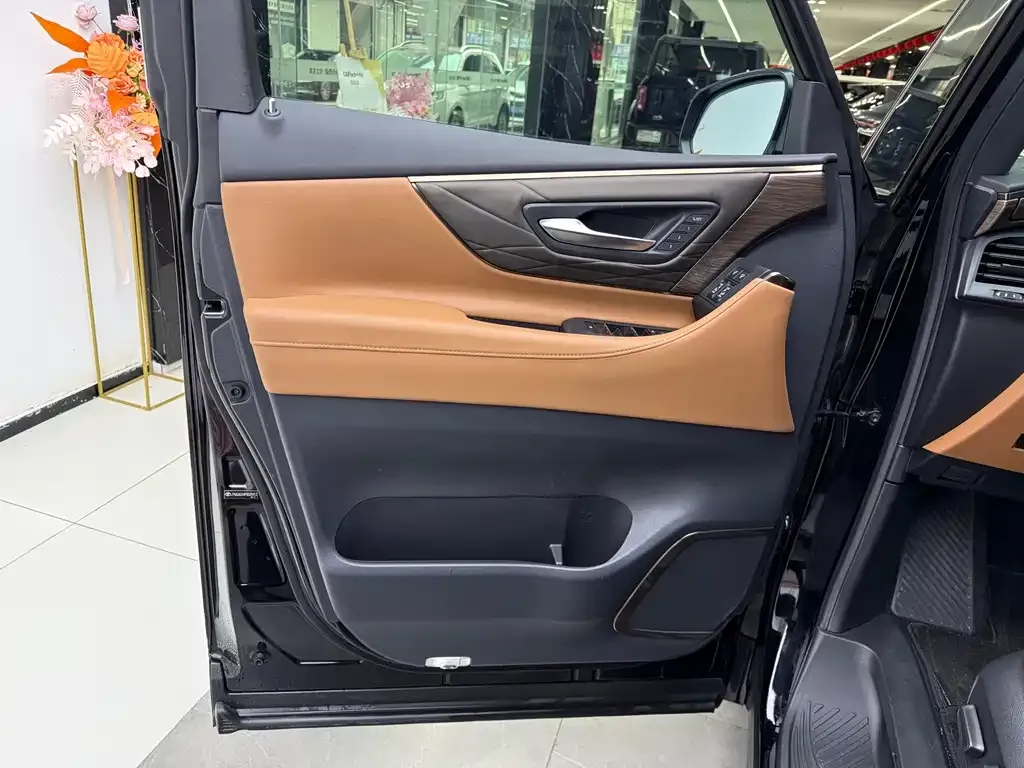 Toyota Vellfire — фото 8