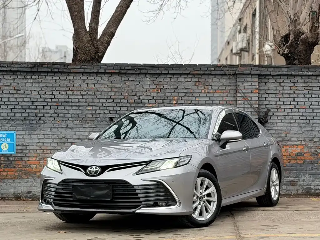Toyota Camry — фото 1
