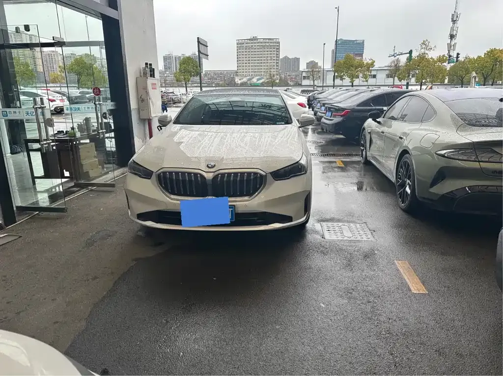 BMW 5 Series — фото 1