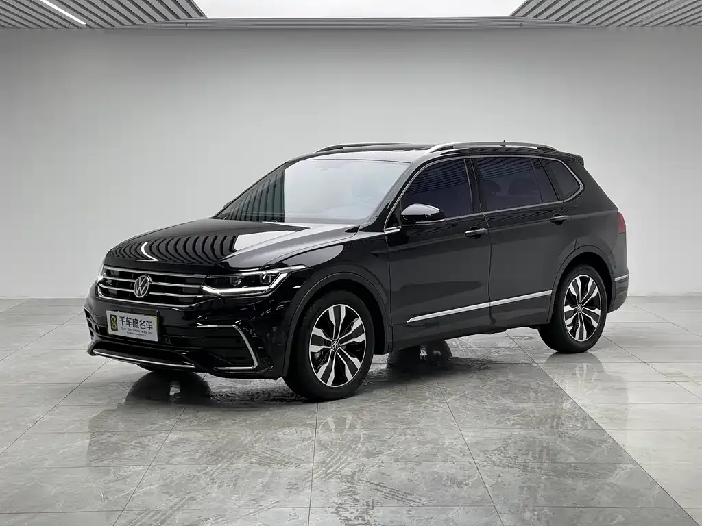 Volkswagen Tiguan L — фото 1