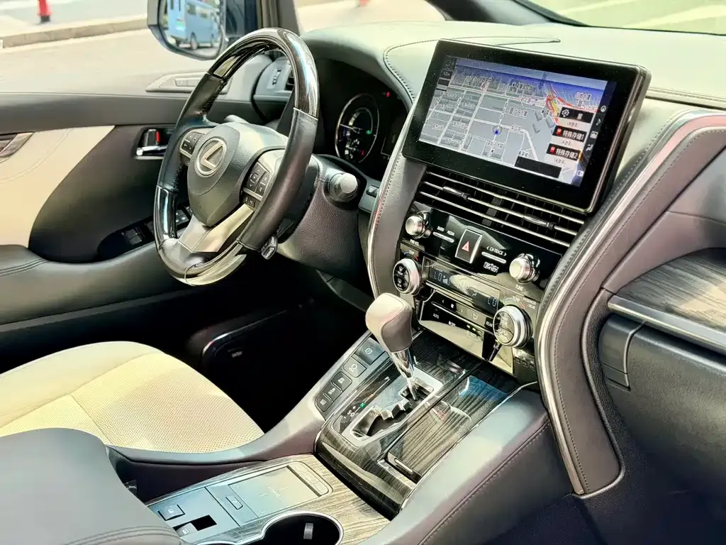Lexus LM — фото 10
