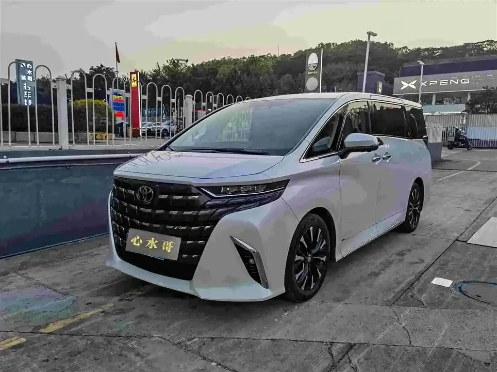 Toyota Alphard — фото 1