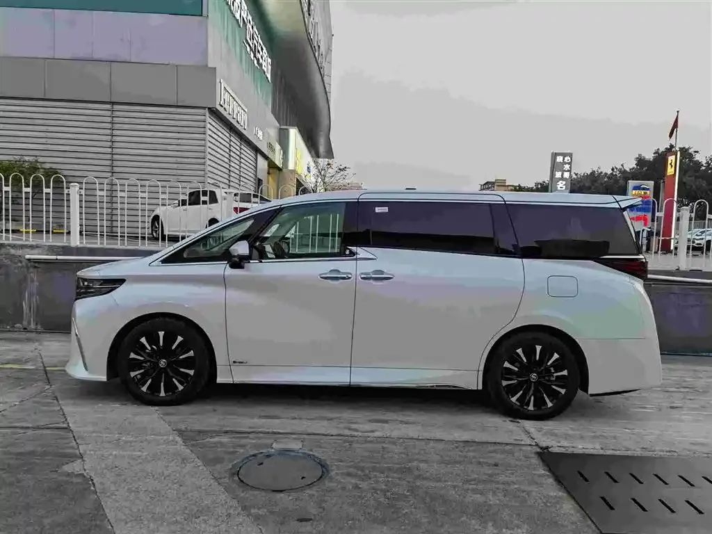 Toyota Alphard — фото 8
