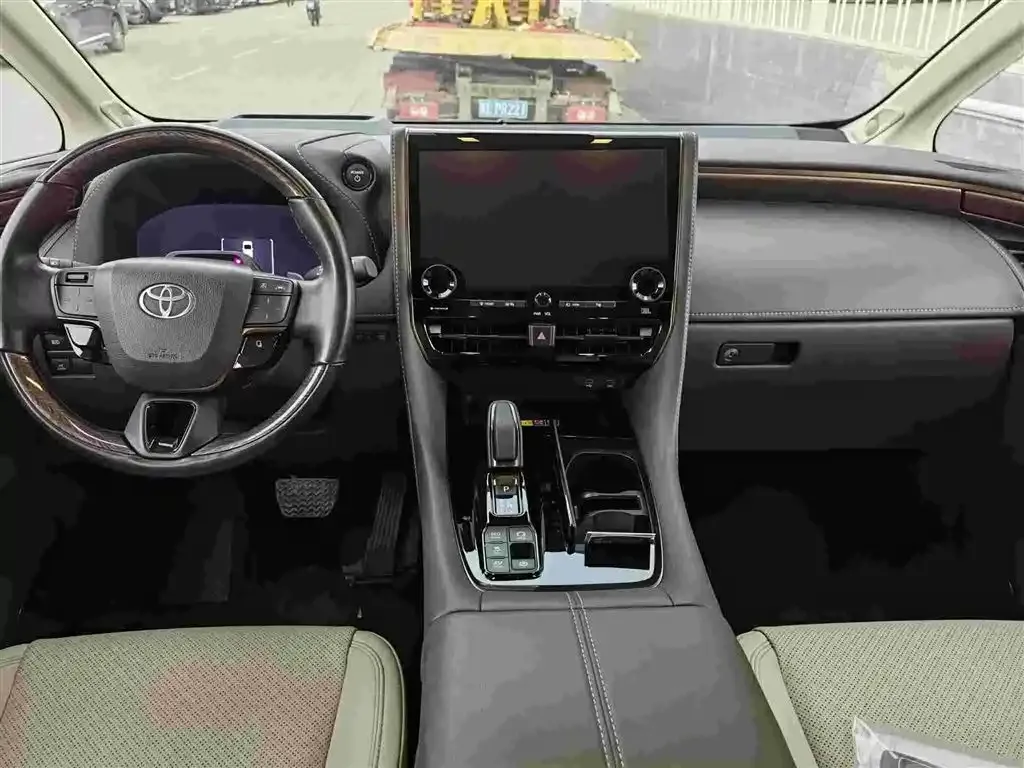Toyota Alphard — фото 5