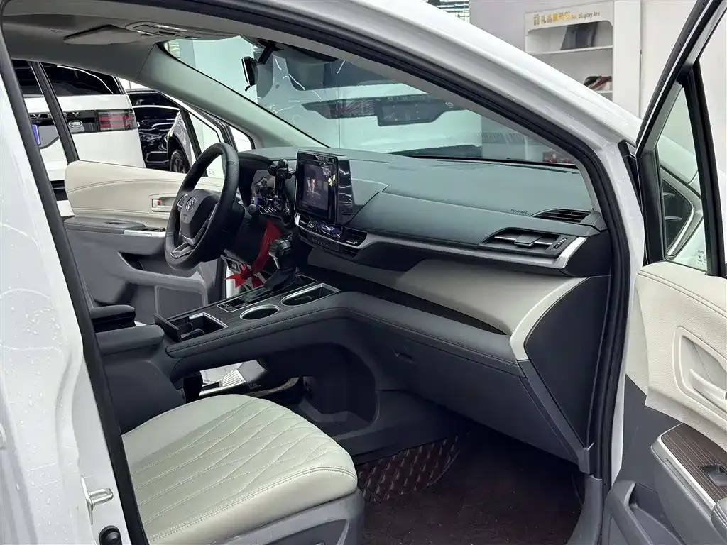 Toyota Sienna — фото 10