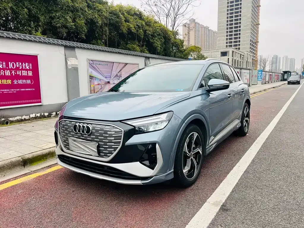 Audi Q4 e-tron — фото 1