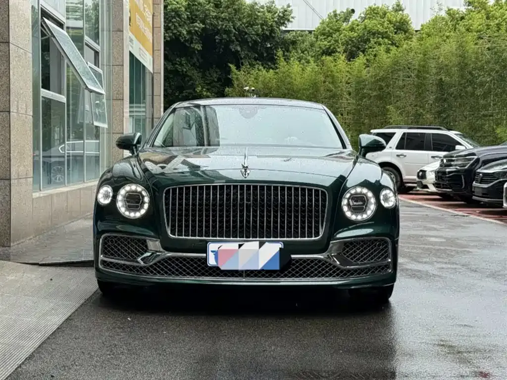 Bentley Flying Spur — фото 1