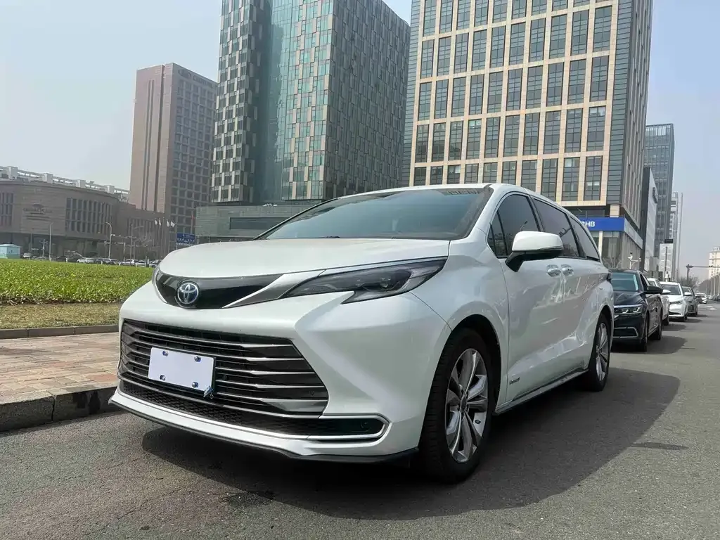 Toyota Sienna — фото 1