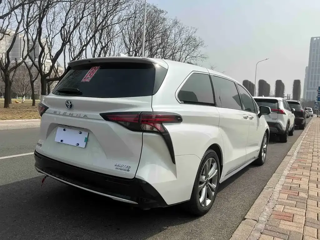 Toyota Sienna — фото 4