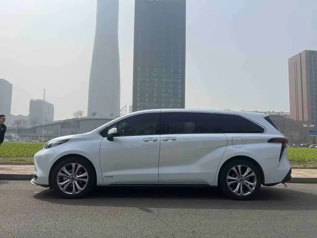 Toyota Sienna — фото 3