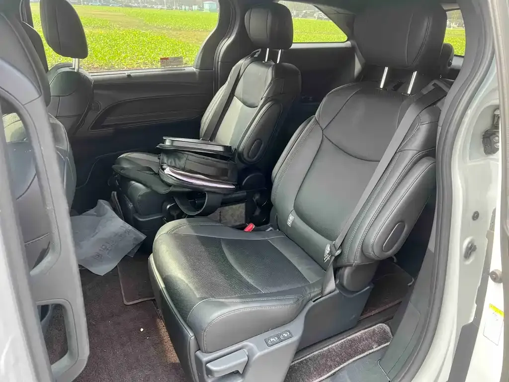 Toyota Sienna — фото 2