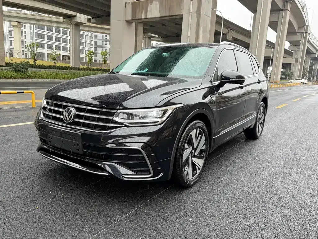 Volkswagen Tiguan L — фото 1