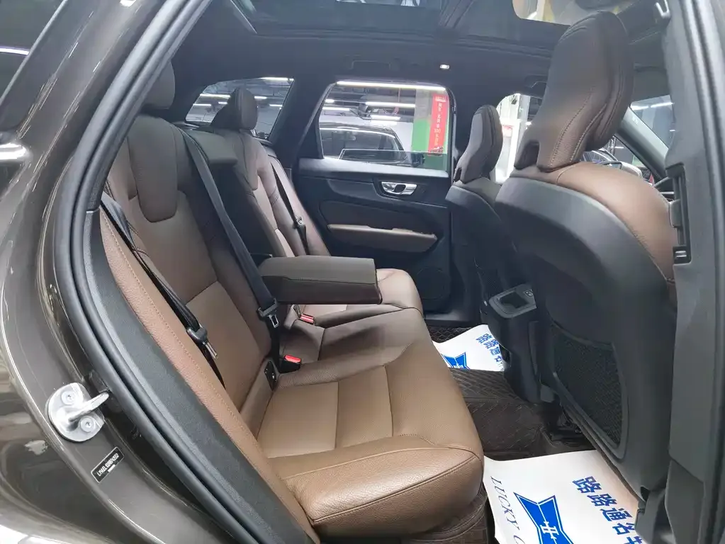Volvo XC60 — фото 10