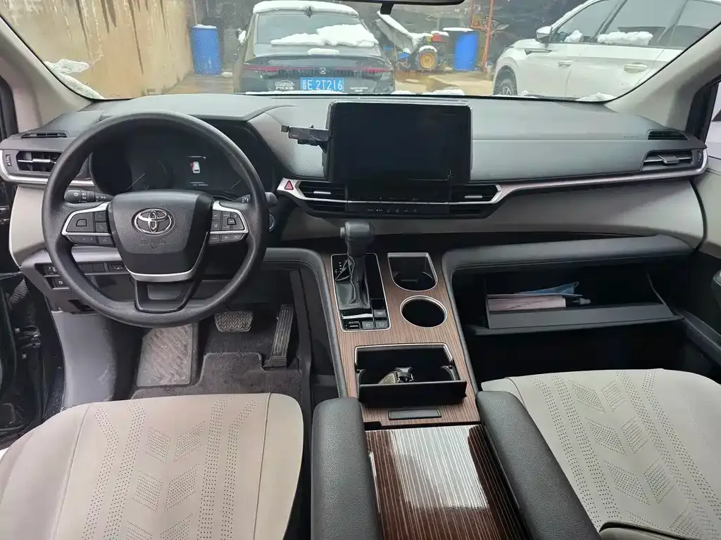 Toyota Sienna — фото 4