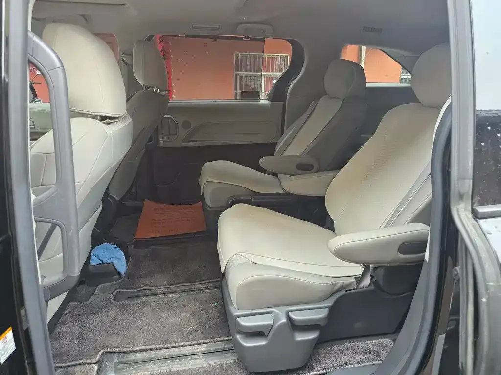Toyota Sienna — фото 2