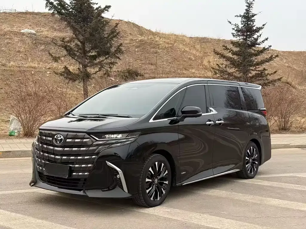 Toyota Alphard — фото 1