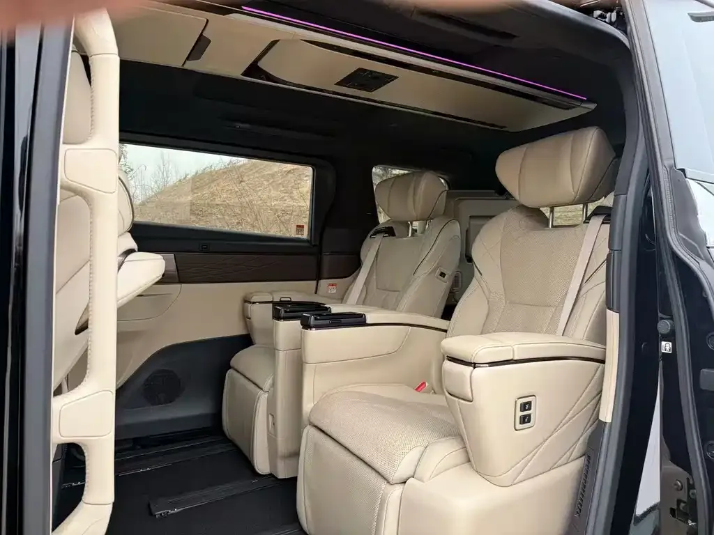 Toyota Alphard — фото 8