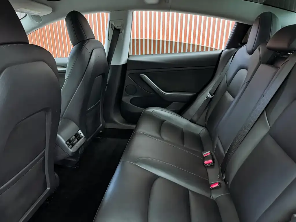 Tesla Model 3 — фото 4