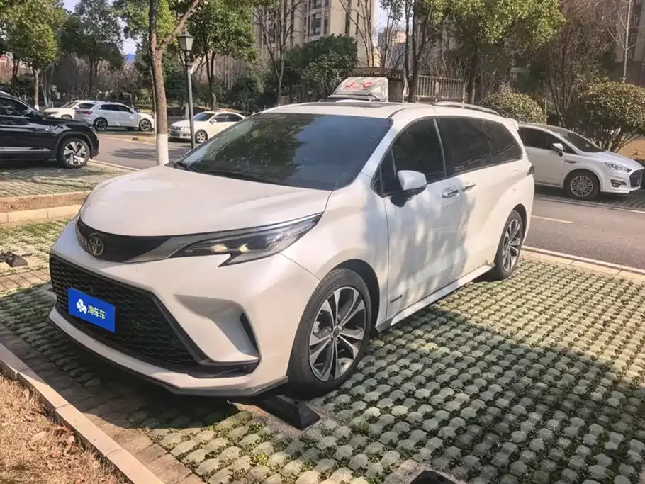 Toyota Granvia — фото 1