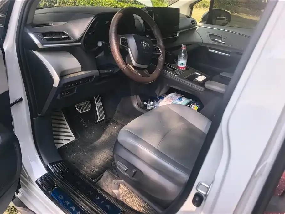 Toyota Granvia — фото 2