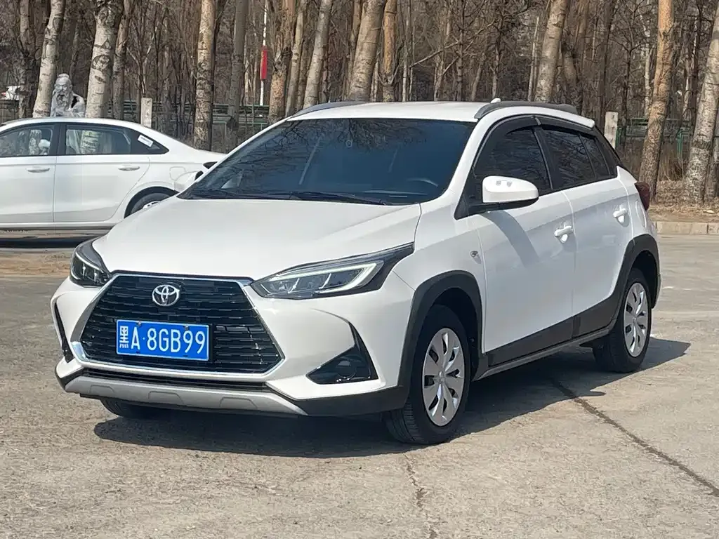 Toyota Yaris L — фото 1