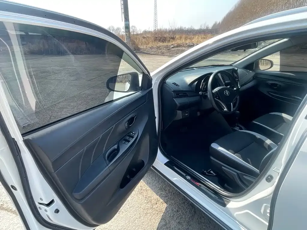 Toyota Yaris L — фото 2