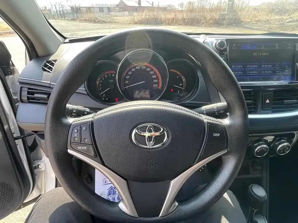 Toyota Yaris L — фото 10