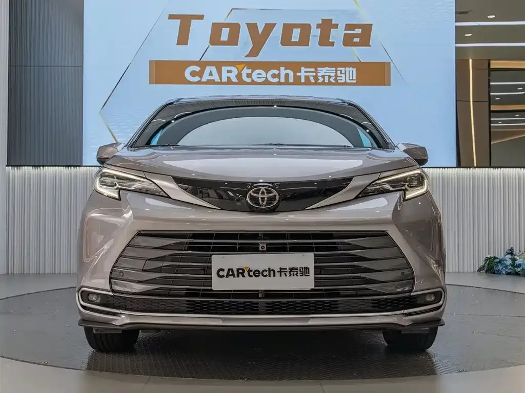 Toyota Sienna — фото 1