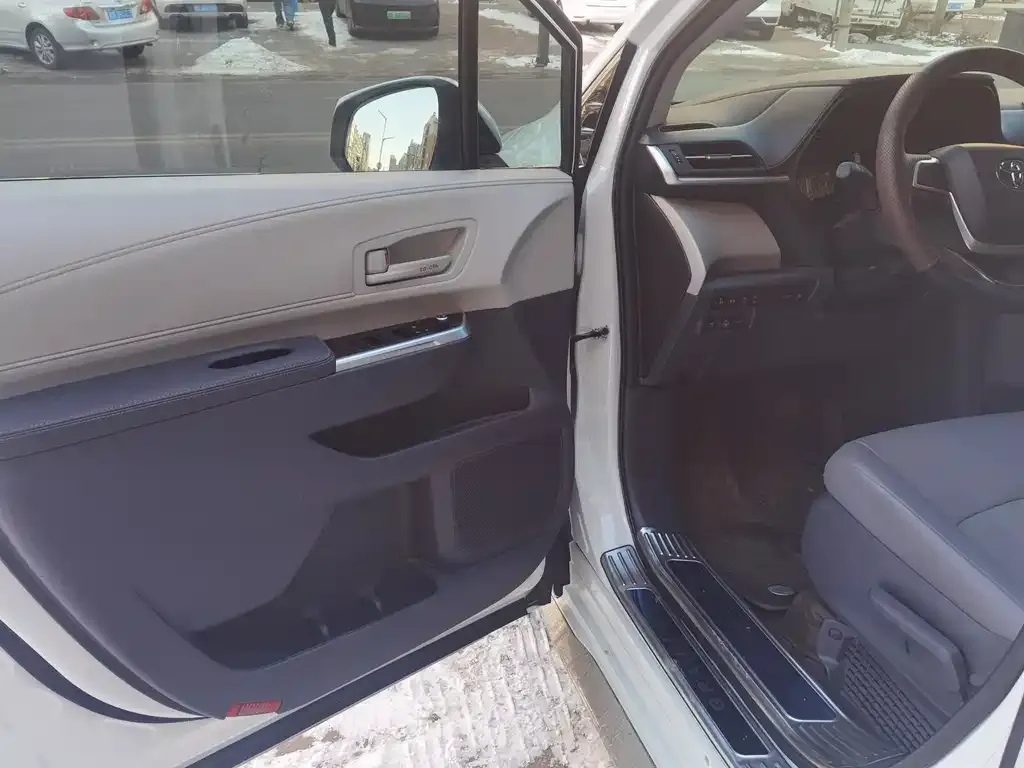 Toyota Granvia — фото 3