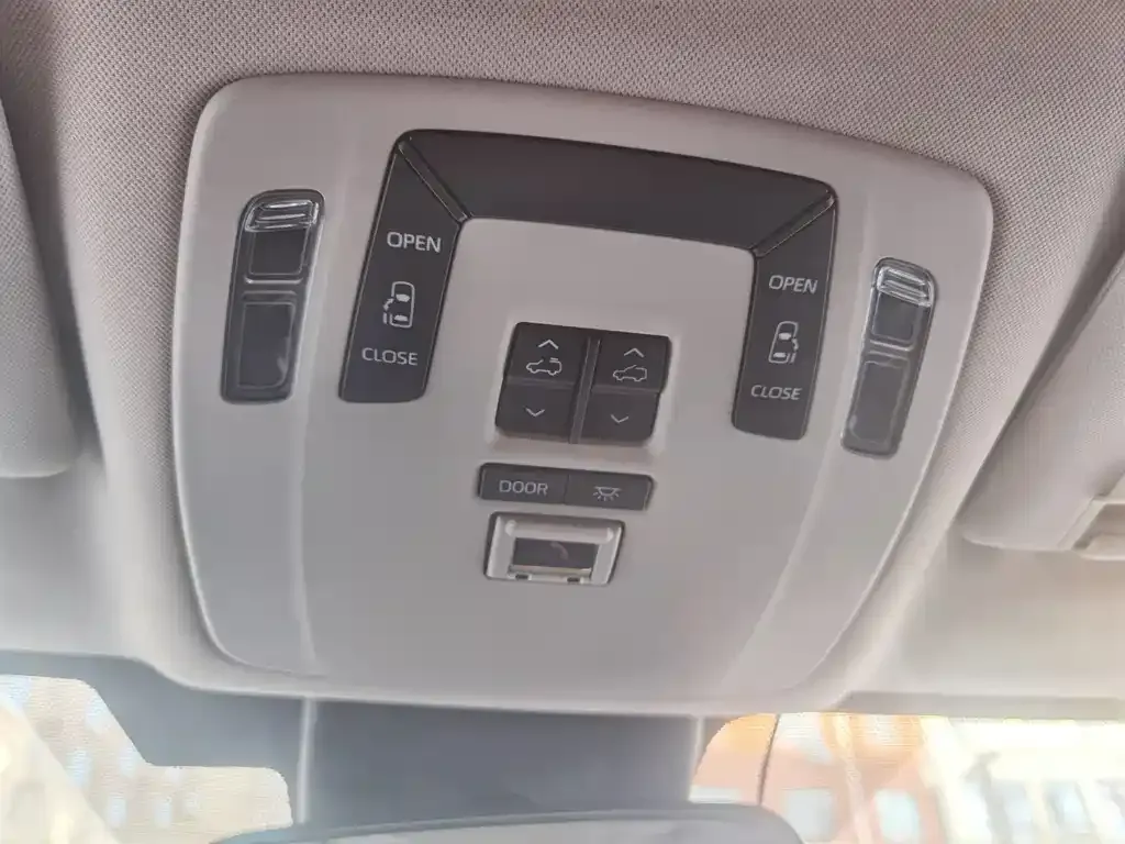 Toyota Granvia — фото 6